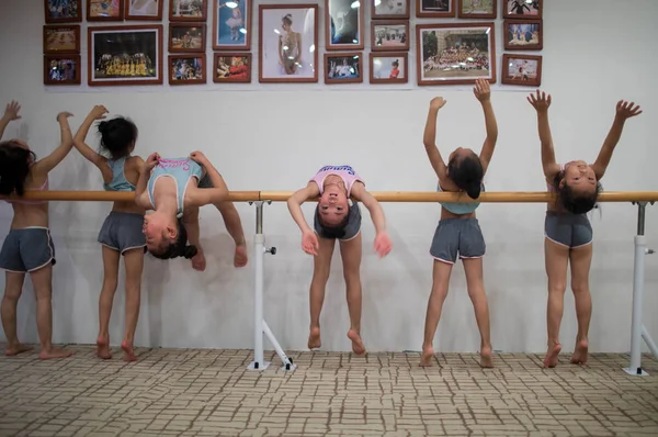 Des Filles Six Ans Exécutent Pole Dance Dans Une Classe — Photo