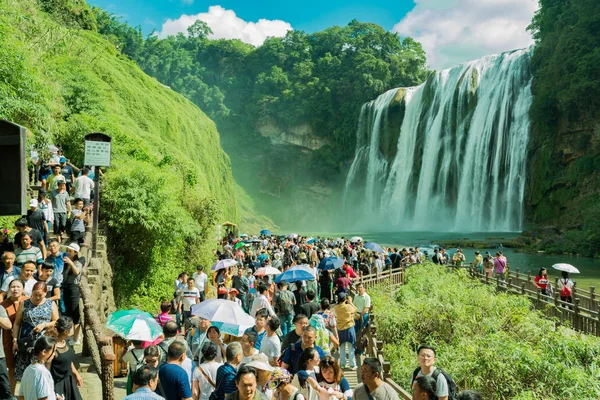 Touristen Besuchen Den Malerischen Ort Des Huangguoshu Wasserfalls Während Des — Stockfoto