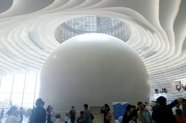 File People Visit Tianjin Binhai Library Which Displays Large Collection — стоковое фото