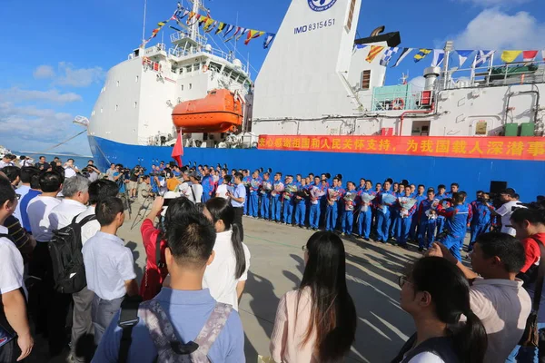 科学家们摆出一副姿势 载有中国第二艘载人潜水器 深海勇士 在南海 米深的试验中返回 号母船坦苏 抵达三亚寺码头 — 图库照片