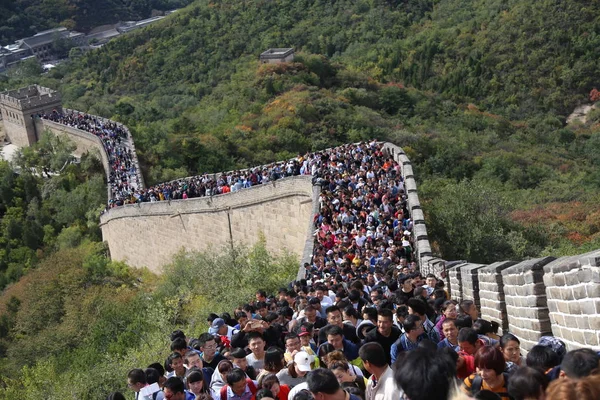 Turisták Tömeg Nagy Fal Badaling Nemzeti Ünnep Közép Őszi Fesztivál — Stock Fotó