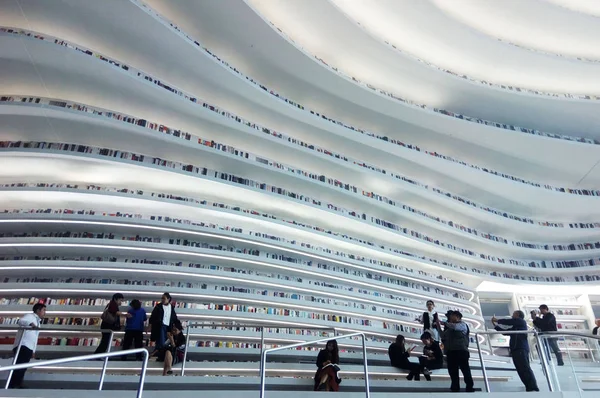 File People Visit Tianjin Binhai Library Which Displays Large Collection — стоковое фото