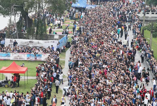 Επισκέπτες Και Κάτοικοι Συνωστίζονται Για Παρακολουθήσετε Την Παλιρροιακή Έφερε Του — Φωτογραφία Αρχείου