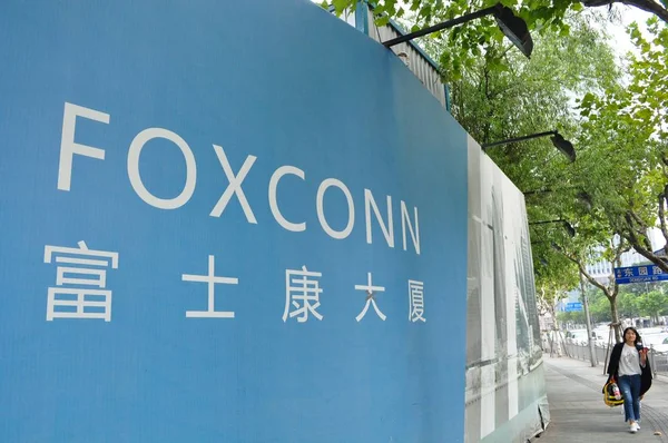 Pedestrian Walks Foxconn Headquarters Building Construction Pudong District Shanghai China — Stock Photo, Image