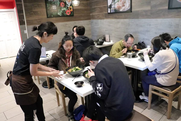 Müşteriler Yangguofu Biber Güveç Olarak Bilinen Yangguofu Malatang Vancouver Kanada — Stok fotoğraf