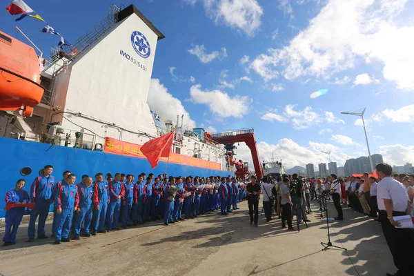 Científicos Posan Después Nave Nodriza Tansuo Llevando Segundo Sumergible Tripulado —  Fotos de Stock