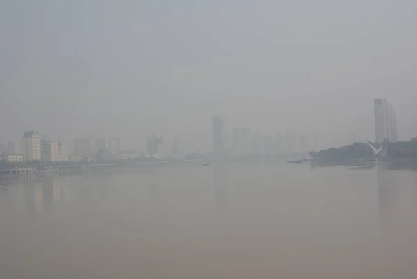 Edificios Gran Altura Ven Vagamente Fuerte Smog Largo Del Río —  Fotos de Stock