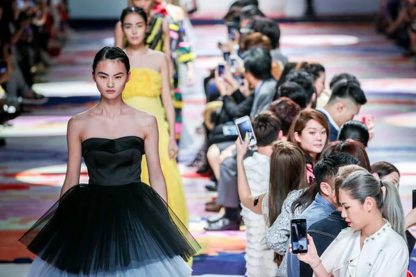 モデルは 2017 上海に上海ロンドンファッションウィークの春 2018年中 Moiselle ロザムンド Moiselle のファッションショーの新作を表示します — ストック写真