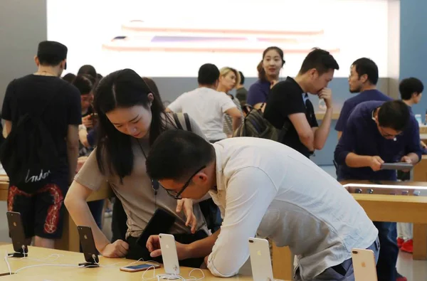 Πελάτες Προσπαθούν Δοκιμάσουν Iphone Και Smartphones Ένα Apple Store Στο — Φωτογραφία Αρχείου