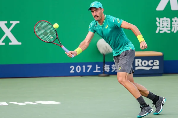 アメリカ合衆国のスティーヴ ジョンソンが 2017 上海市に上海マスターズ テニスのトーナメント中にショットをオーストラリアのニック Kyrgios に男子シングルスの彼らの最初のラウンドの試合で返します — ストック写真