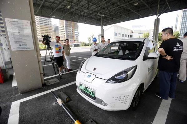 Residente Local Recarga Vehículo Eléctrico Primera Estación Carga Shanghai Con — Foto de Stock