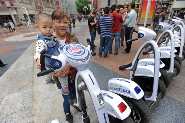 Anwohner Betrachten Selbstbalancierende Roller Die Von Chinesischen Städtischen Vollzugsbeamten Auch — Stockfoto