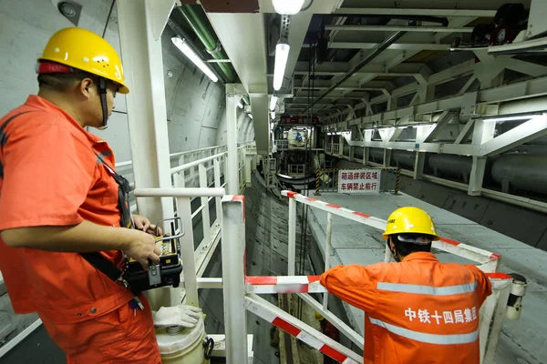 Chińskich Pracowników Pracy Budowie Świecie Pierwszy Najwyższego Napięcia Projektu Linii — Zdjęcie stockowe