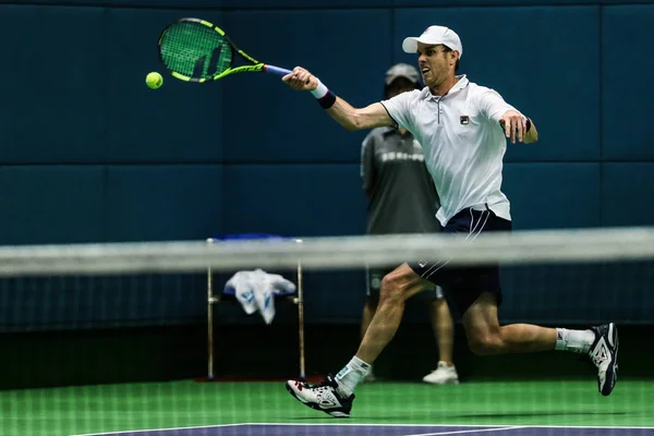 アメリカ合衆国の Sam Querrey 2017 上海マスターズ 上海の七種競技場で 2017 日中に男子シングルスの彼らの第二ラウンドの試合でアメリカ合衆国のフランシス Tiafoe にショットを返します — ストック写真