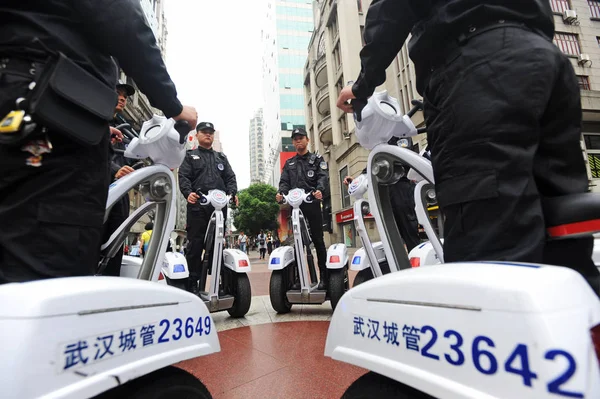 Ufficiali Polizia Urbana Cinese Noto Anche Come Chengguan Cavalcano Scooter — Foto Stock