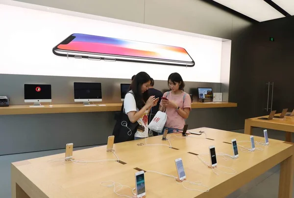 Los Clientes Prueban Teléfonos Inteligentes Iphone Apple Store Ciudad Nanjing — Foto de Stock