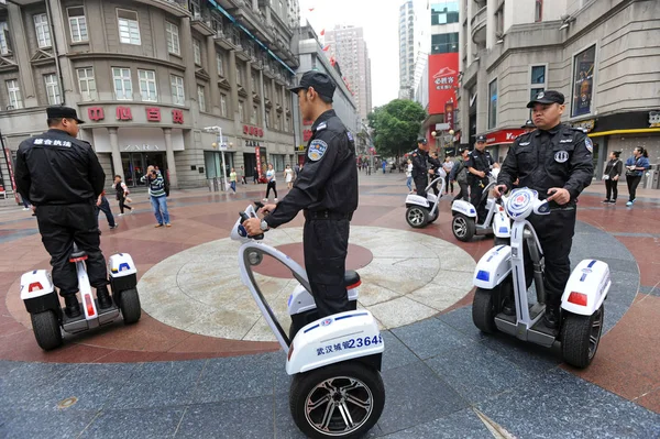 Oficiales Policía Urbana China También Conocidos Como Chengguan Viajan Scooters — Foto de Stock