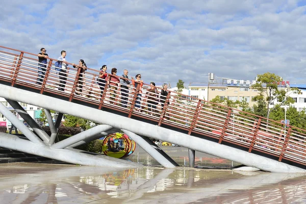 Residenti Locali Turisti Camminano Sul Ponte Passando Attraverso Una Scultura — Foto Stock