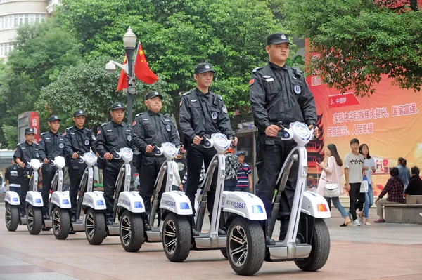 Oficiales Policía Urbana China También Conocidos Como Chengguan Viajan Scooters — Foto de Stock
