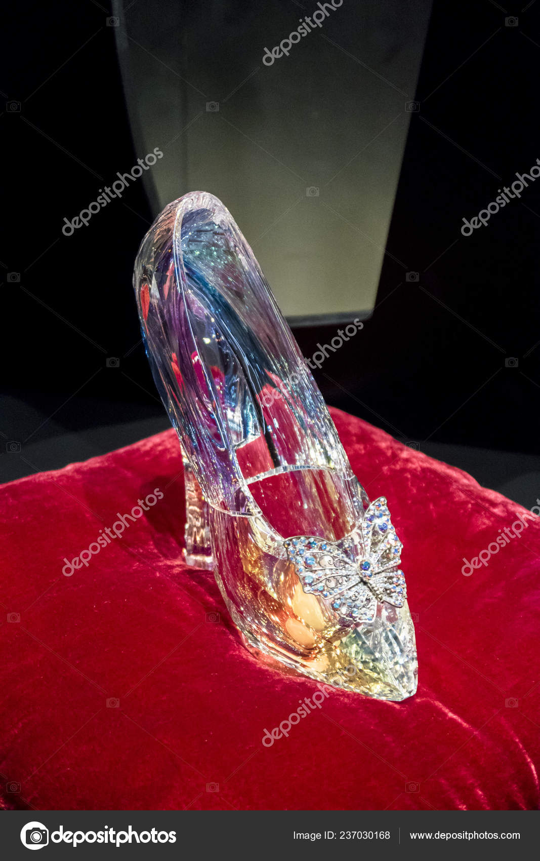 Una Zapatilla Cristal Del Zapato Cenicienta Exhibe Exposición Shoes  Pleasure — Foto editorial de stock #237030168 ©IC Photo, image size:1067x1700