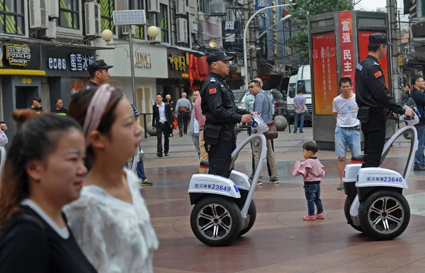 Los Residentes Locales Observan Los Funcionarios Policía Urbana China También — Foto de Stock