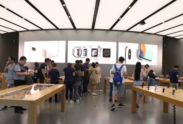 Les Clients Essaient Les Smartphones Iphone Dans Apple Store Nanjing — Photo