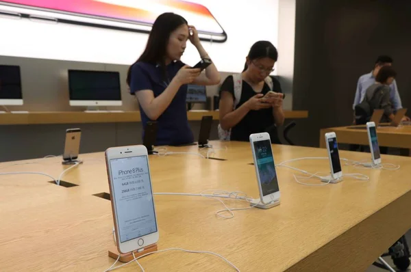 Los Clientes Prueban Los Teléfonos Inteligentes Iphone Apple Store Ciudad — Foto de Stock