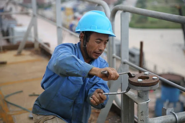 2017年10月10日 中国東部山東省青島市の港で 世界最大のバルクキャリア オレ天津 で働く中国人労働者 — ストック写真