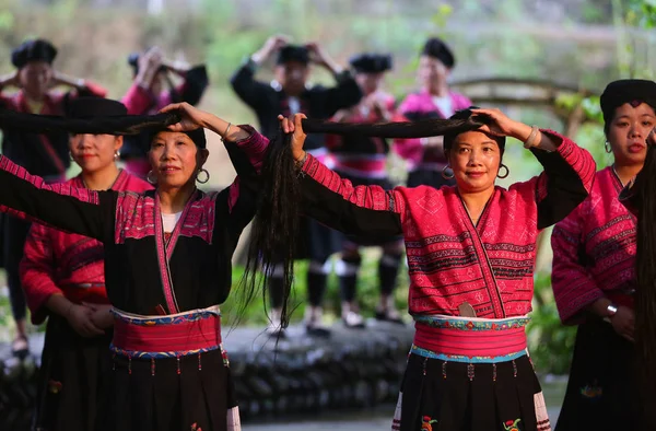 Kinesiska Kvinnor Red Yao Etnisk Grupp Klädd Traditionella Kostymer Visar — Stockfoto