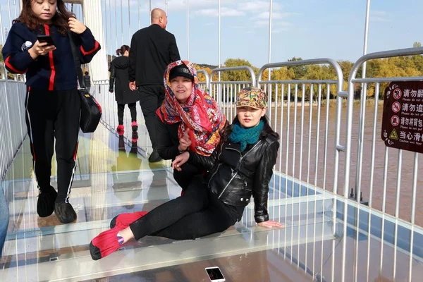 Turistas Posam Para Fotos Ponte Fundo Vidro Outro Lado Rio — Fotografia de Stock