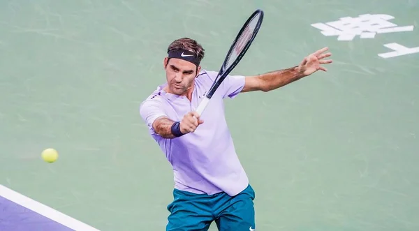 Roger Federer Schweiz Returnerar Ett Skott Till Diego Schwartzman Argentina — Stockfoto