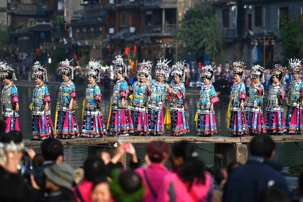 Meninas Chinesas Minoria Étnica Miao Vestidas Com Roupas Decoradas Com — Fotografia de Stock