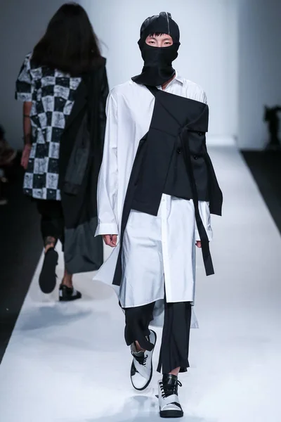 Modell Visar Skapelse Modevisning Trubbig Triangel Shanghai Fashion Week Vår — Stockfoto