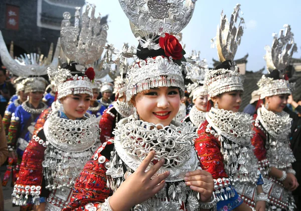 Chicas Chinas Minoría Étnica Miao Vestidas Con Ropa Tradicional Decorada — Foto de Stock