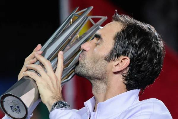 Roger Federer Suíça Beija Seu Troféu Depois Derrotar Rafael Nadal — Fotografia de Stock