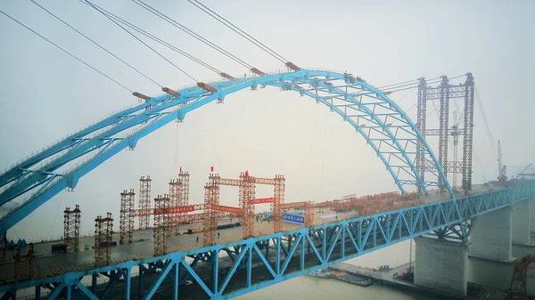 2017年8月28日 世界上最长斜拉桥 长江大桥的主要拱门部分连接在中国东部江苏省南通市长江天生港区 — 图库照片