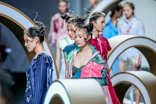 Los Modelos Muestran Nuevas Creaciones Desfile Mukzin Durante Semana Moda —  Fotos de Stock