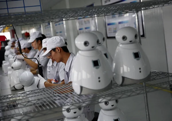 Trabajadores Chinos Producen Robots Línea Montaje Base Producción Más Grande —  Fotos de Stock