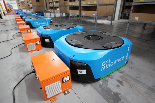 Wifi Ausgestattete Selbstladende Roboter Die Für Den Transport Von Waren — Stockfoto