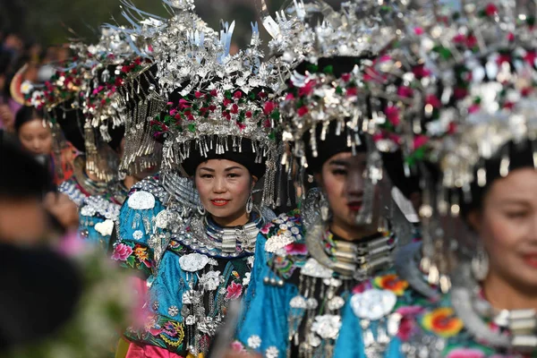 Chicas Chinas Minoría Étnica Miao Vestidas Con Ropa Tradicional Decorada — Foto de Stock