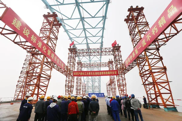 Chinesische Arbeiter Auf Der Baustelle Des Hauptteils Der Längsten Schrägseilbrücke — Stockfoto