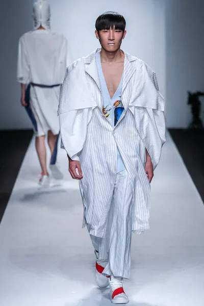 Modell Visar Skapelse Modevisning Trubbig Triangel Shanghai Fashion Week Vår — Stockfoto