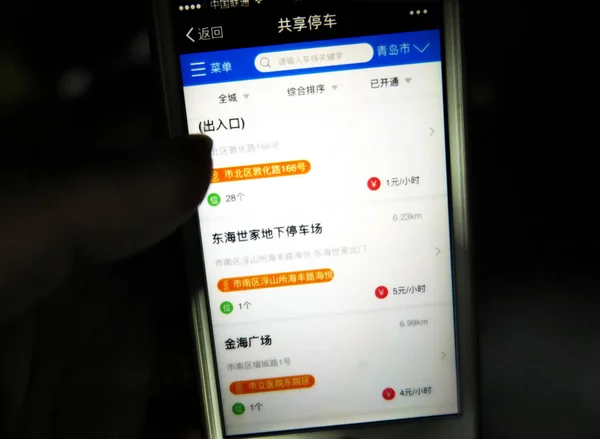 Ein Fahrer Benutzt Die Mobile App Des Chinesischen Parkplatzsharing Dienstes — Stockfoto