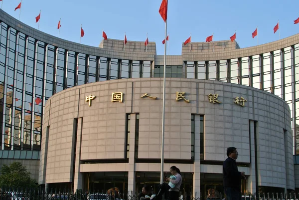 2017年10月23日 中国北京 行人走过中国人民银行 Pboc 的总部和总部 — 图库照片