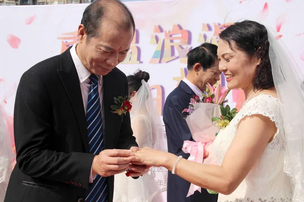 Elderly Couple Takes Part Group Wedding Ceremony Celebrate Upcoming Chongyang — Stock Photo, Image