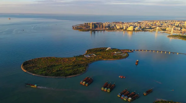 2017 日中国南部の海南省海口市のひょうたんの形の特徴の島の空中写真 — ストック写真