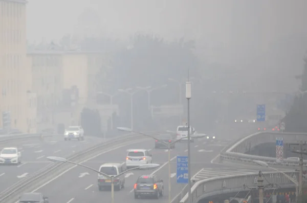 2017年10月27日 北京で大型スモッグの道路を走行する車両 — ストック写真