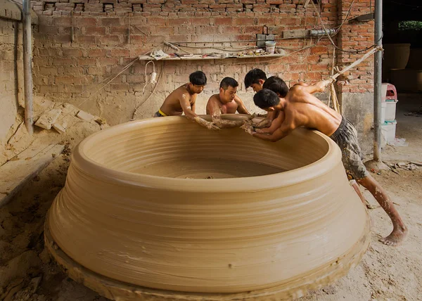中国の労働者が 2017 日東中国江西省景徳鎮市陶ワーク ショップで大きな付加価値税の粘土の型をキャストします — ストック写真