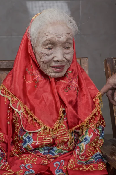 Летняя Китаянка Одетая Традиционные Китайские Свадебные Костюмы Изображена Образе Своего — стоковое фото