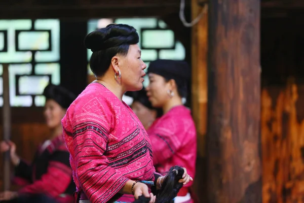 Kinesisk Kvinna Röd Yao Etnisk Grupp Klädd Traditionell Kostym Visar — Stockfoto